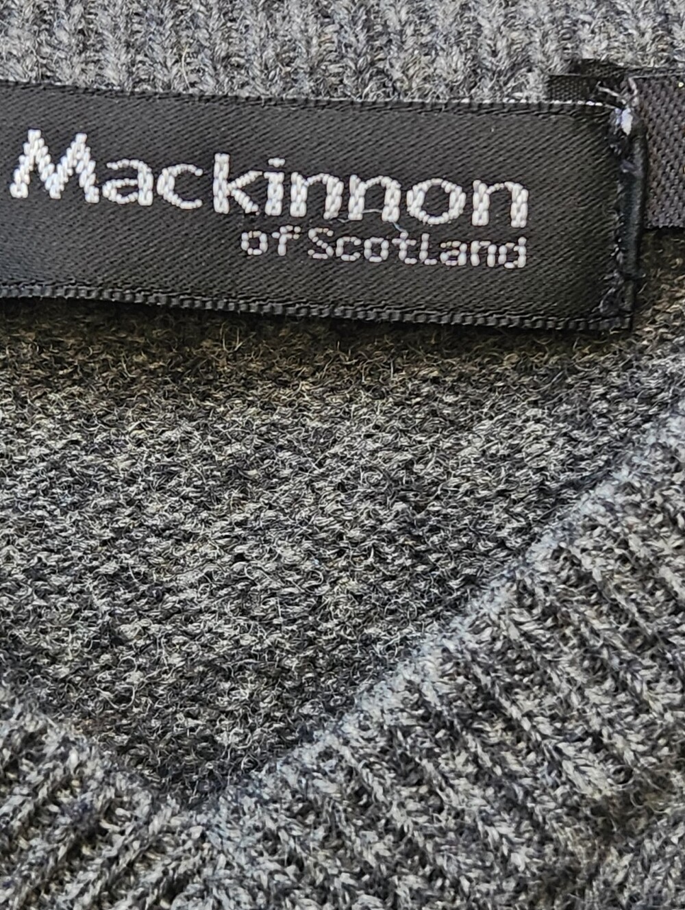 MACKINNON Men's Sweater Medium Gray V-Neck Lambswool Made Scotland - Picture 2 of 8